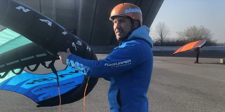 Kurz wing-boardingu na longboardu nebo kolečkových bruslích: příprava na jízdu na vodě