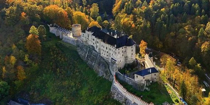 Jednodenní výlet do historie se zkušenou průvodkyní: gotický hrad Český Šternberk a barokní zámek Jemniště