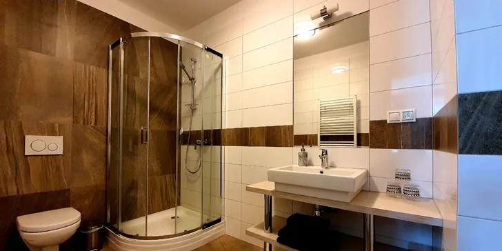 Za turistikou k Bešeňové: útulný hotel se zahradou a dětským hřištěm i hernou, snídaně či polopenze