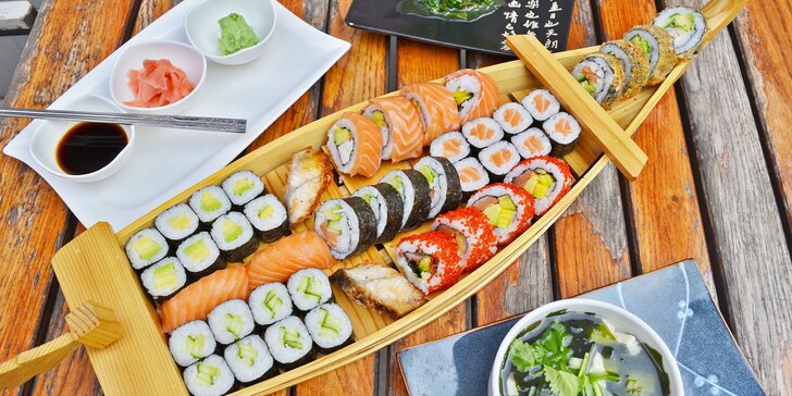 Pestré sushi sety s sebou: 24 nebo až 71 kousků i s polévkou a salátem