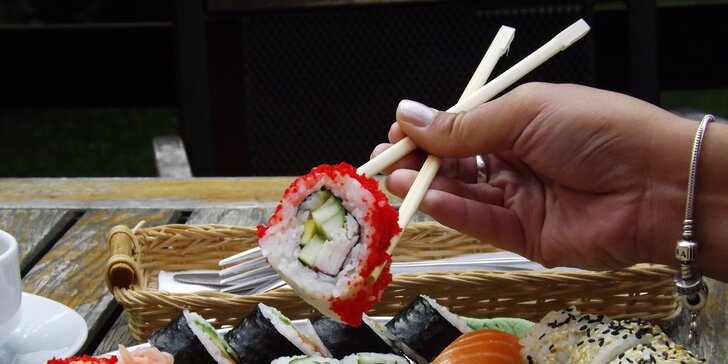 Pestré sushi sety s sebou: 12 nebo až 71 kousků i s polévkou a salátem