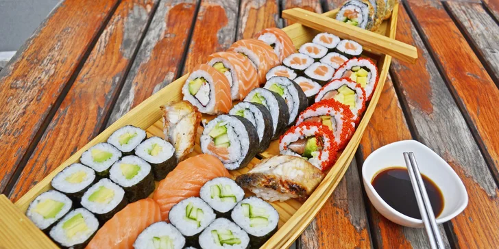 Pestré sushi sety s sebou: 12 nebo až 71 kousků i s polévkou a salátem