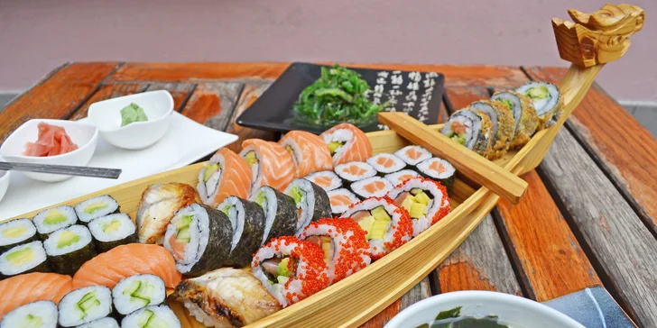 Pestré sushi sety s sebou: 12 nebo až 71 kousků i s polévkou a salátem