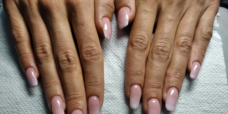 Hrajte všemi barvami: gel lak, Shellac, doplnění nebo nové gelové nehty