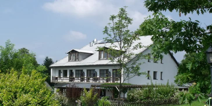 Vyhlášený turistický cíl pod Hostýnem: pobyt v hotelu se stravou, bazény i bowlingem či squashem