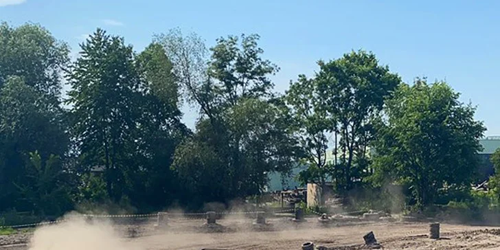 Špinavá jízda: 3× 5 min. na šotolině v dirt káře, 300m terénní aréna připravená k driftu