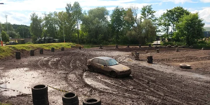 Špinavá jízda: 3× 5 min. na šotolině v dirt káře, 300m terénní aréna připravená k driftu
