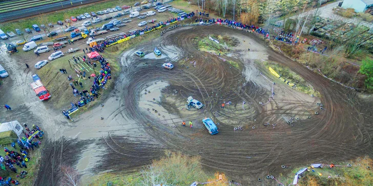 Špinavá jízda: 3× 5 min. na šotolině v dirt káře, 300m terénní aréna připravená k driftu