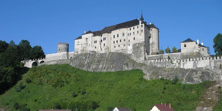 Jednodenní výlet do historie se zkušenou průvodkyní: gotický hrad Český Šternberk a barokní zámek Jemniště