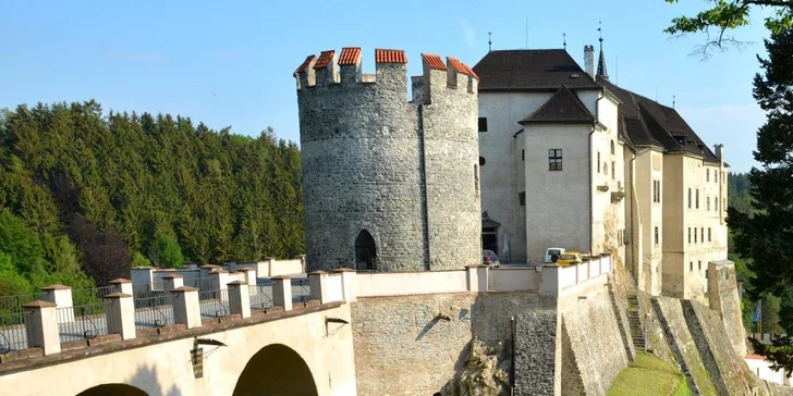 Jednodenní výlet do historie se zkušenou průvodkyní: gotický hrad Český Šternberk a barokní zámek Jemniště