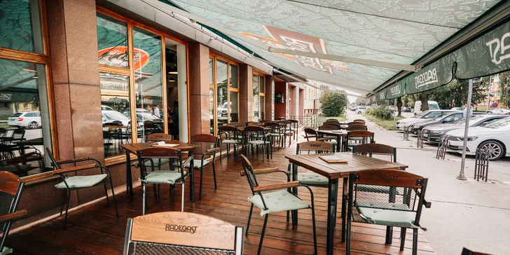 Masové prkno, hranolky, salát: vepřová žebra a kuřecí křídla i stripsy s BBQ omáčkou