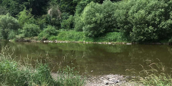 Dovolená u řeky Sázavy: vybavená chata až pro 8 osob i s venkovním posezením a grilem