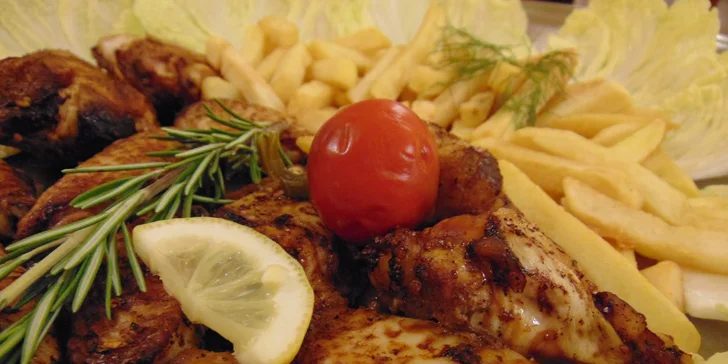 Šťavnaté kuřecí řízky nebo křídla s BBQ omáčkou kousek od Míráku