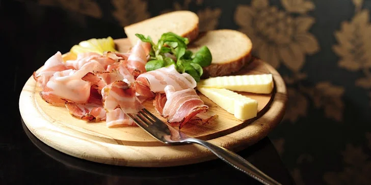 Otevřený voucher na cokoliv z menu malostranské restaurace Kočár z Vídně