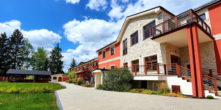 Za turistikou k Bešeňové: útulný hotel se zahradou a dětským hřištěm i hernou, snídaně či polopenze