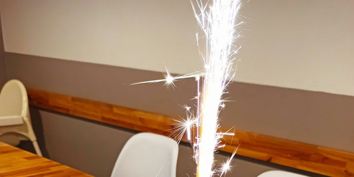 Vafle, palačinka či lívance s kávou, koktejlem nebo ohnivou fontánou