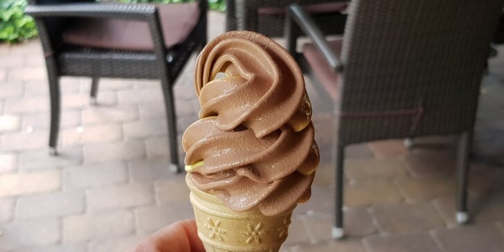 Osvěžte se při procházce Komenskými sady: 1 nebo 2 velké točené zmrzliny