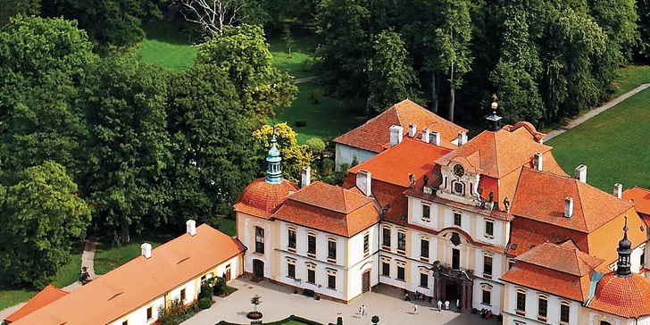 Jednodenní výlet do historie se zkušenou průvodkyní: gotický hrad Český Šternberk a barokní zámek Jemniště