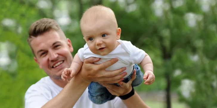 Profesionální focení včetně služeb vizážistky: až 60 upravených fotografií