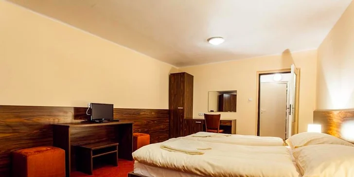 Ubytovaní budete v klasickej komfortnej dvojlôžkovej izbe s vlastnou kúpeľňou, televíziou a balkónom.