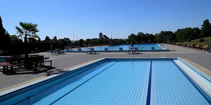 V areálu dále najdete 4 kurty, na kterých si zahrajete plážový volejbal, fotbal, tenis nebo házenou.