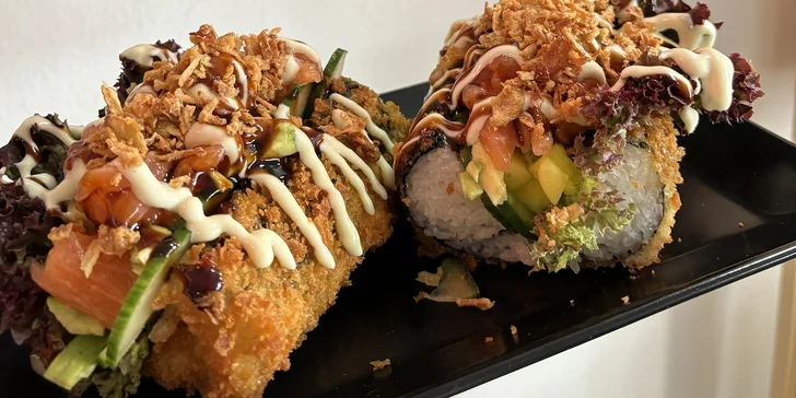 Tak přesně takhle vzniká sushidog. Vy si můžete vybrat verzi s čerstvým lososem, s trhaným masem s BBQ omáčkou nebo s krevetami.