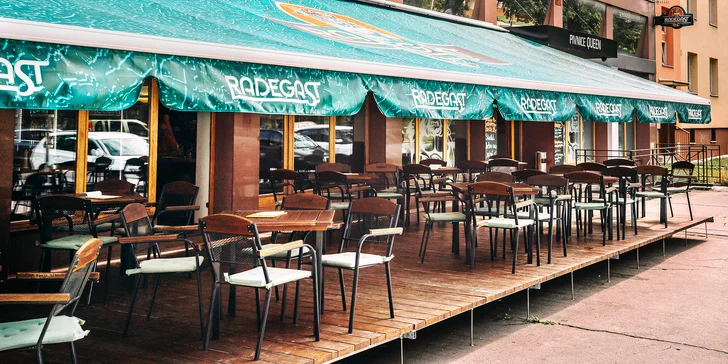 Maso pěkně za syrova: 300 nebo 600 g namíchaného tataráku a 10 či 20 topinek k tomu