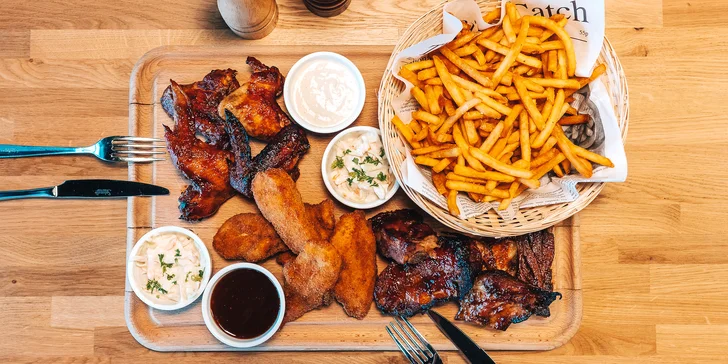 Masové prkno, hranolky, salát: vepřová žebra a kuřecí křídla i stripsy s BBQ omáčkou