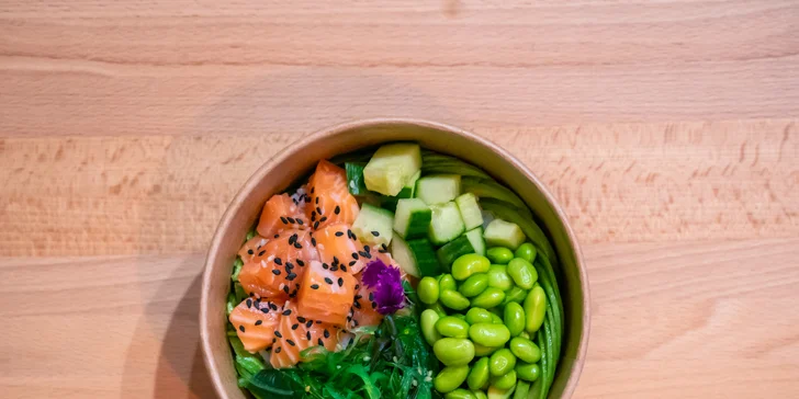 Lososový nebo vegetariánský poke bowl i s ice tea pro 1 či 2 osoby