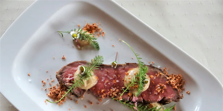 Čtyřchodové menu pro dva s lahví vína a 60 minut v privátním wellness