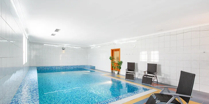 Čtyřchodové menu pro dva s lahví vína a 60 minut v privátním wellness