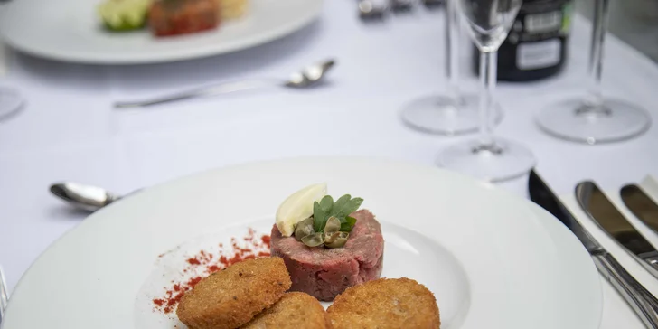 Čtyřchodové menu s výhledem na Karlův most pro dva: tataráček, rib eye nebo losos, cheesecake a víno