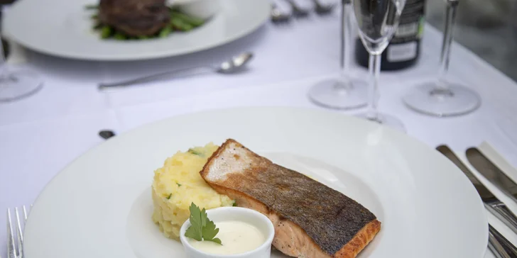 Čtyřchodové menu s výhledem na Karlův most pro dva: tataráček, rib eye nebo losos, cheesecake a víno