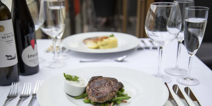 Čtyřchodové menu s výhledem na Karlův most pro dva: tataráček, rib eye nebo losos, cheesecake a víno