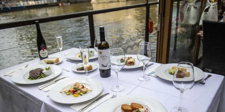 Čtyřchodové menu s výhledem na Karlův most pro dva: tataráček, rib eye nebo losos, cheesecake a víno