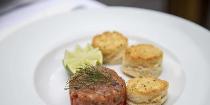 Čtyřchodové menu s výhledem na Karlův most pro dva: tataráček, rib eye nebo losos, cheesecake a víno