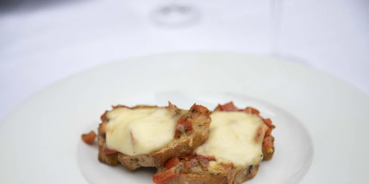 Čtyřchodové menu s výhledem na Karlův most pro dva: tataráček, rib eye nebo losos, cheesecake a víno