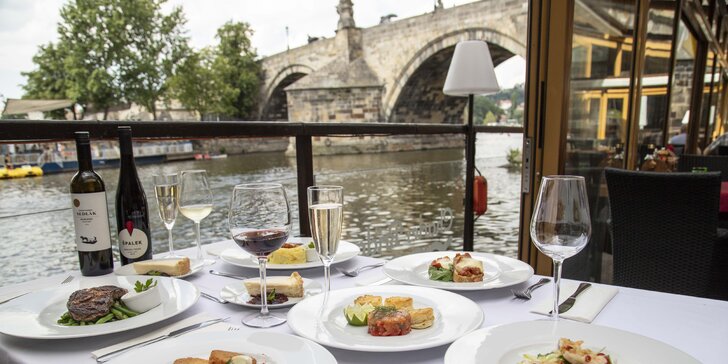 Čtyřchodové menu s výhledem na Karlův most pro dva: tataráček, rib eye nebo losos, cheesecake a víno