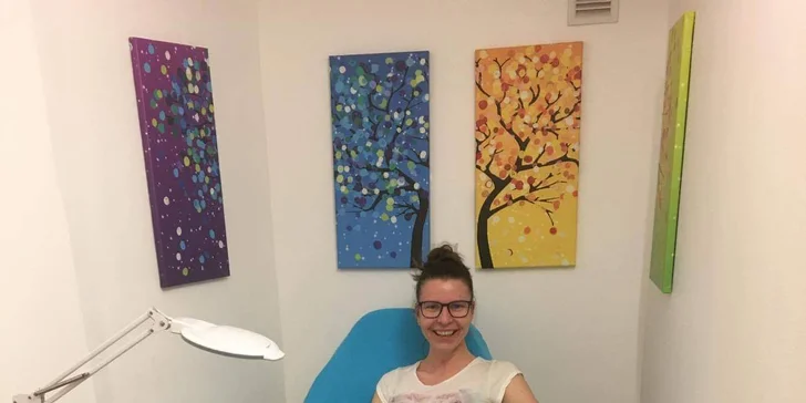 Nohy jako ze škatulky: pedikúra s peelingem, masáží i lakováním Rocklacem