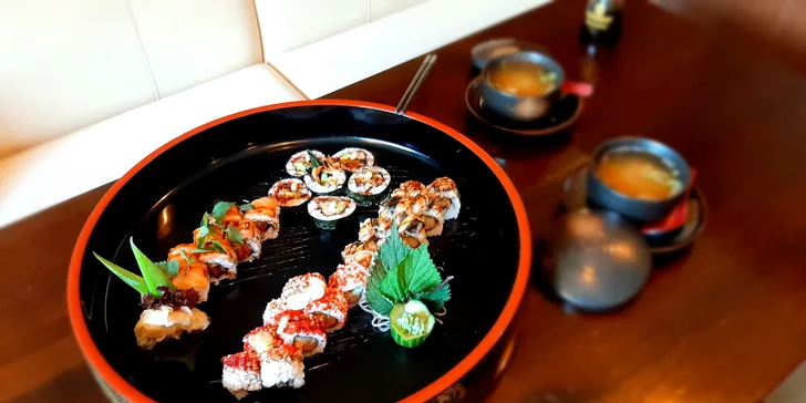Sushi set s 16 nebo 30 ks i miso polévkami, restaurace s velkou zahrádkou