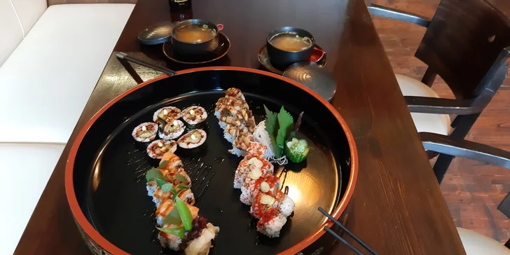 Sushi set s 16 nebo 30 ks i miso polévkami, restaurace s velkou zahrádkou