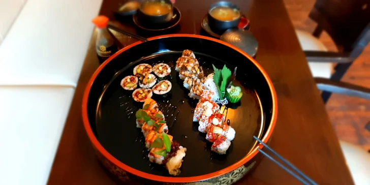 Sushi set s 16 nebo 30 ks i miso polévkami, restaurace s velkou zahrádkou