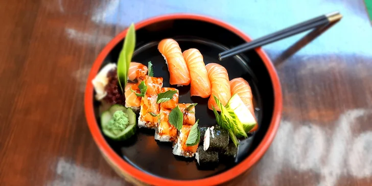 Sushi set s 16 nebo 30 ks i miso polévkami, restaurace s velkou zahrádkou