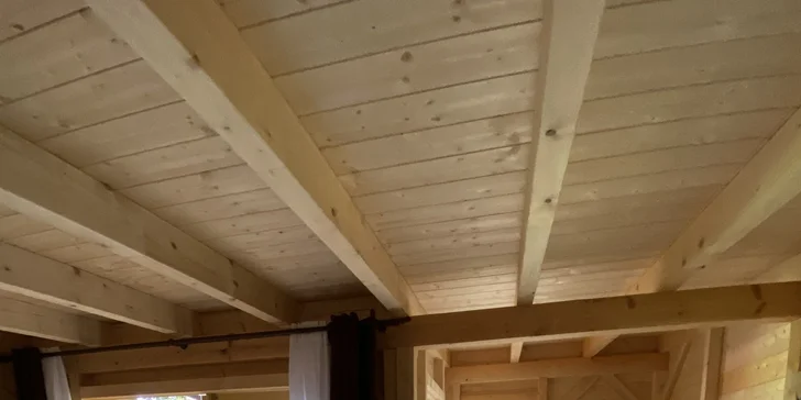 Netradiční dovolená v Českém ráji: treehouse pro 4, snídaně a půjčení loďky