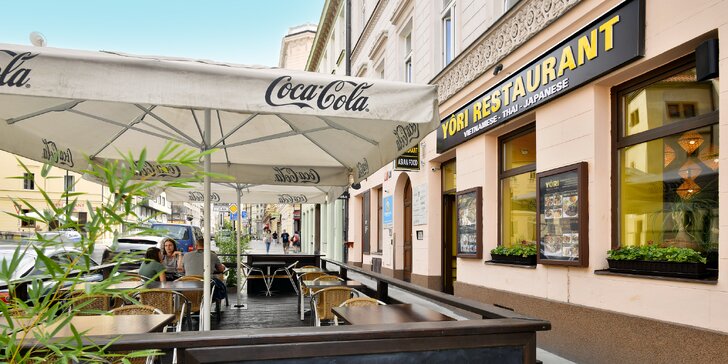 Asijské hody v centru Prahy: závitky, polévka tom kha kai, hlavní jídlo podle výběru a zmrzlina