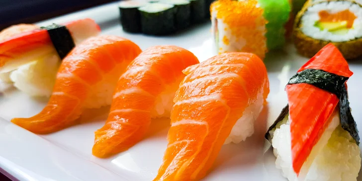 Sushi sety s 32 až 53 ks: krab, krevety, tuňák, okurka, avokádo i losos