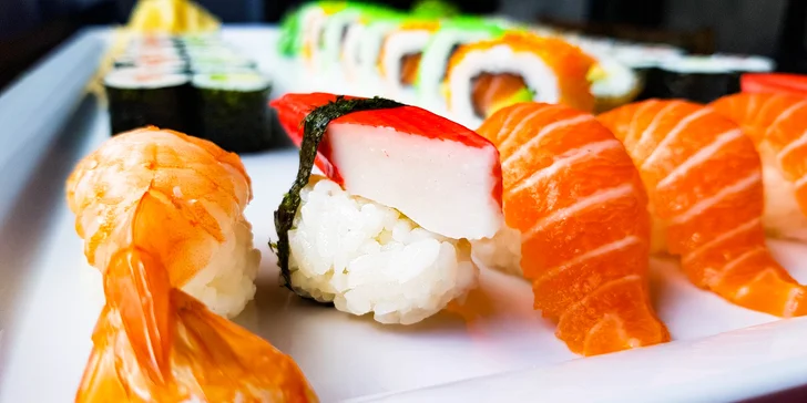 Sushi sety s 32 až 53 ks: krab, krevety, tuňák, okurka, avokádo i losos