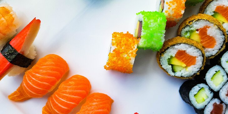 Sushi set s 53 kousky: krab, krevety, tuňák, okurka a avokádo i losos v tempuře