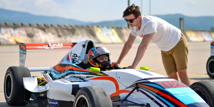 Vystřelíte jako šíp: exkluzivní jízda v závodní formuli