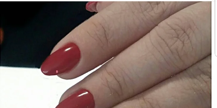 Pečlivá suchá manikúra i aplikace gel laku pro krásné nehty